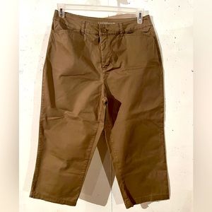Croft & Barrow capri, size 10, lt brown
